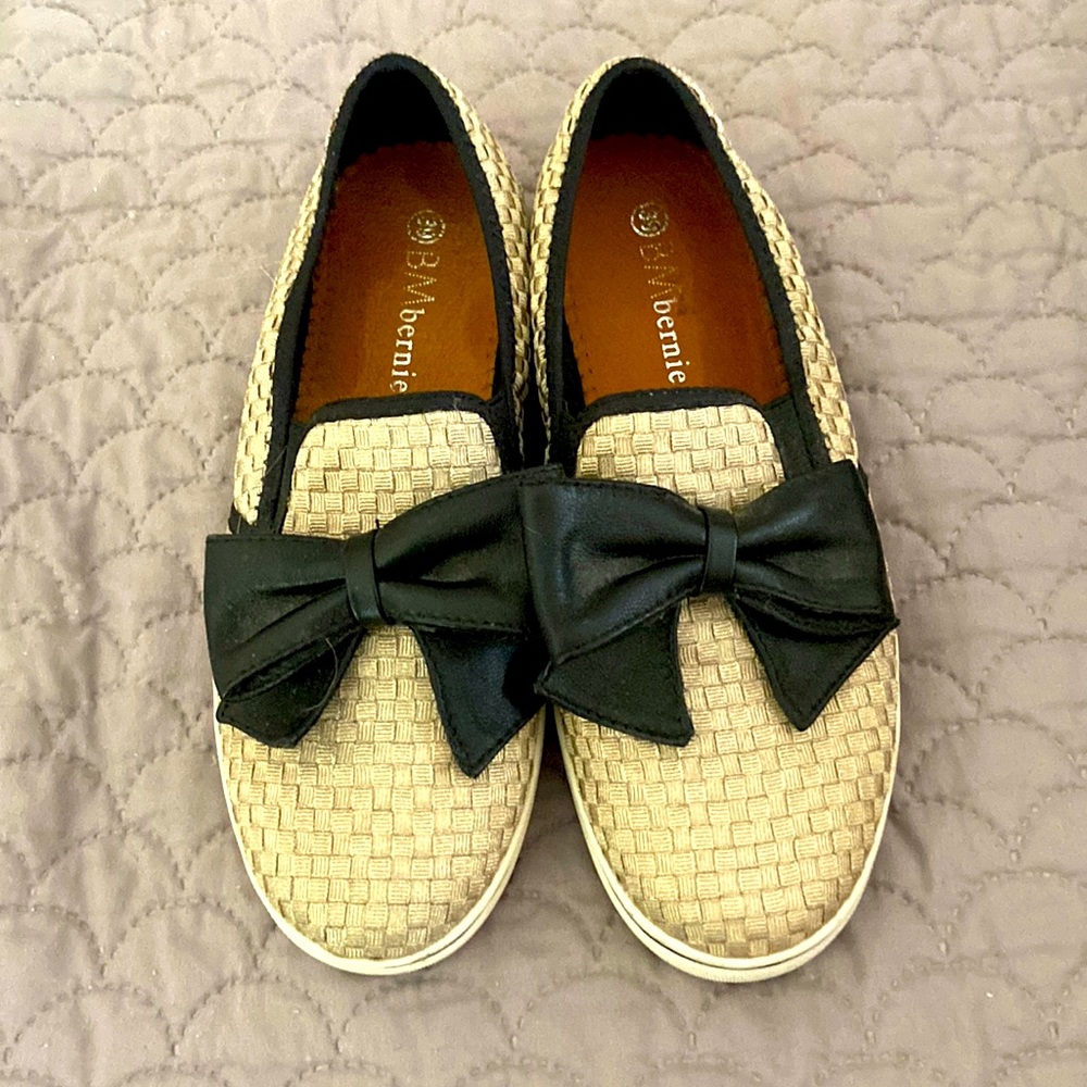 Bernie Mev Black n Gold Slides w. Bow